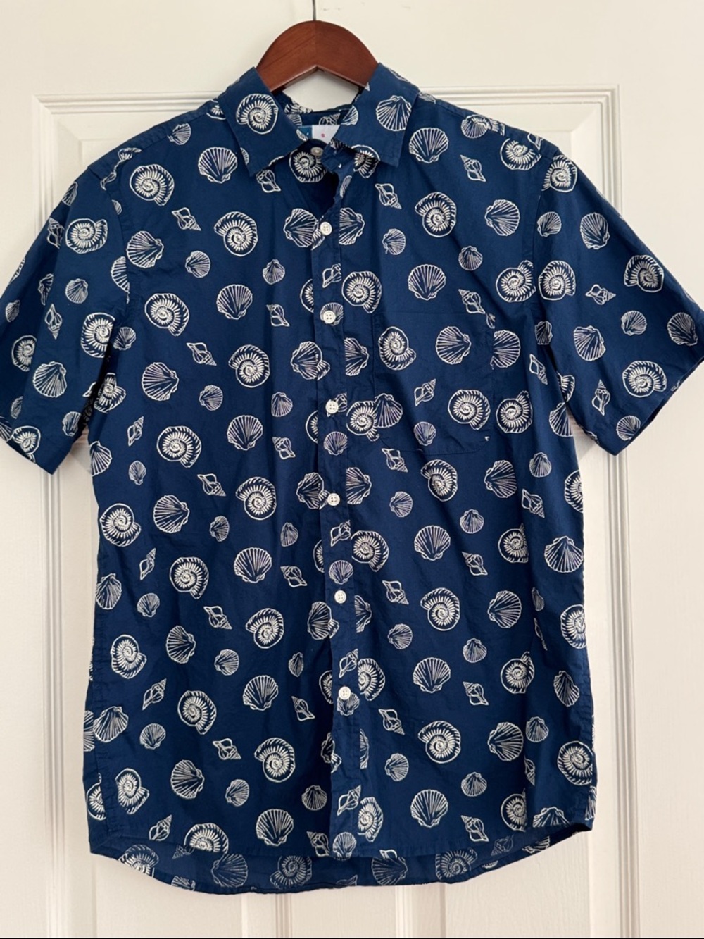 Men’s shell motif short sleeve button down shirt